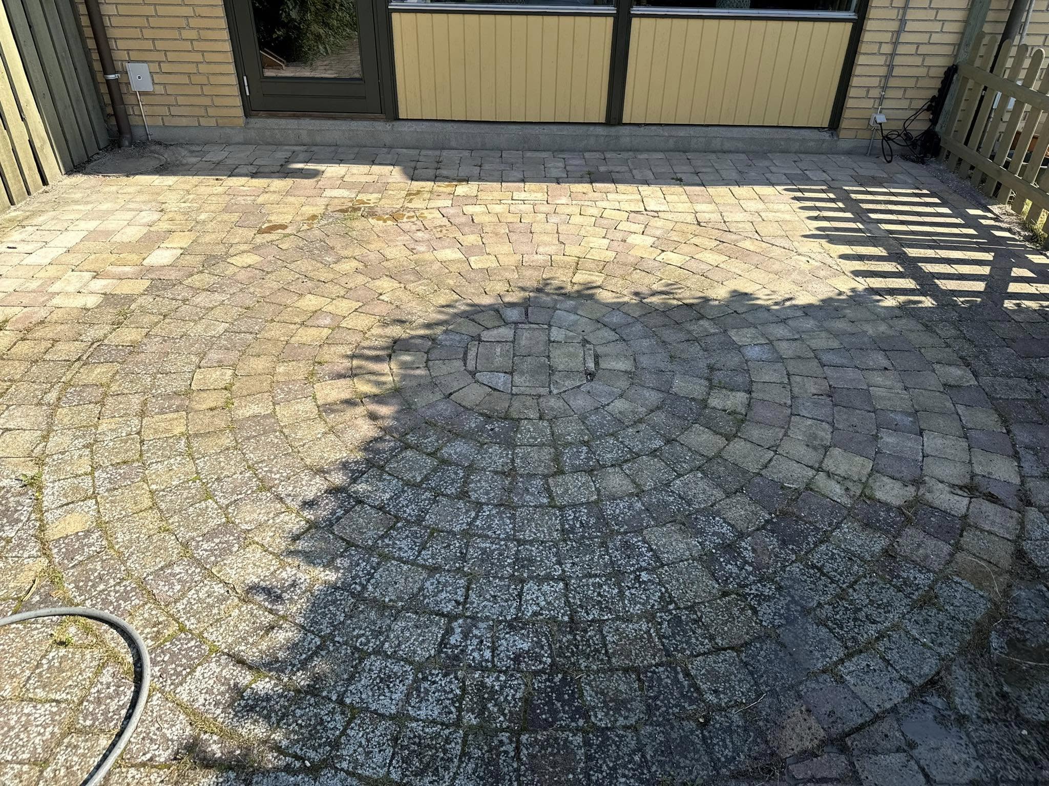 Rundt mønster af brosten på gårdspladsen