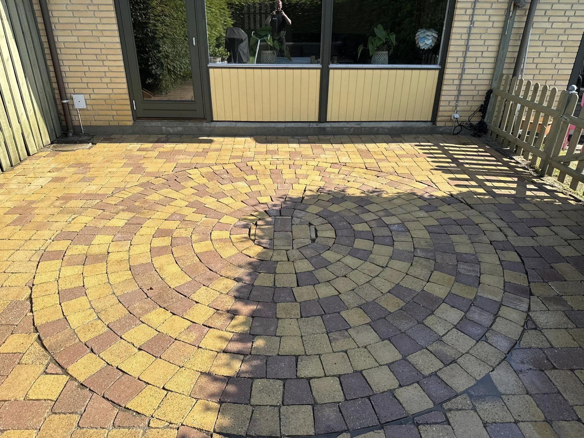 Farverigt murstensmønster på gårdsplads